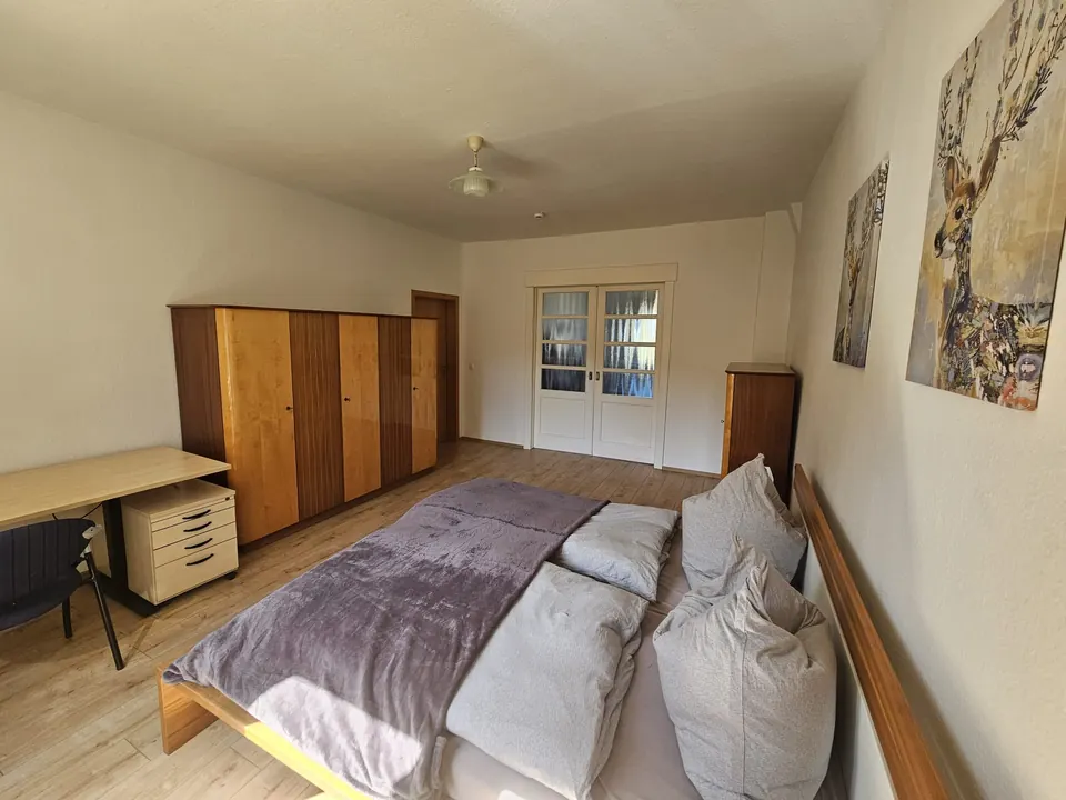 Hauptschlafzimmer mit großem Kleiderschrank und Schreibtisch