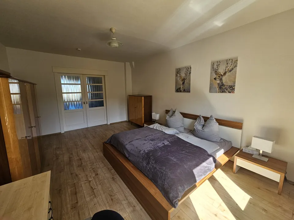 Hauptschlafzimmer der Ferienwohnung Am Steigerwald mit Doppelbett
