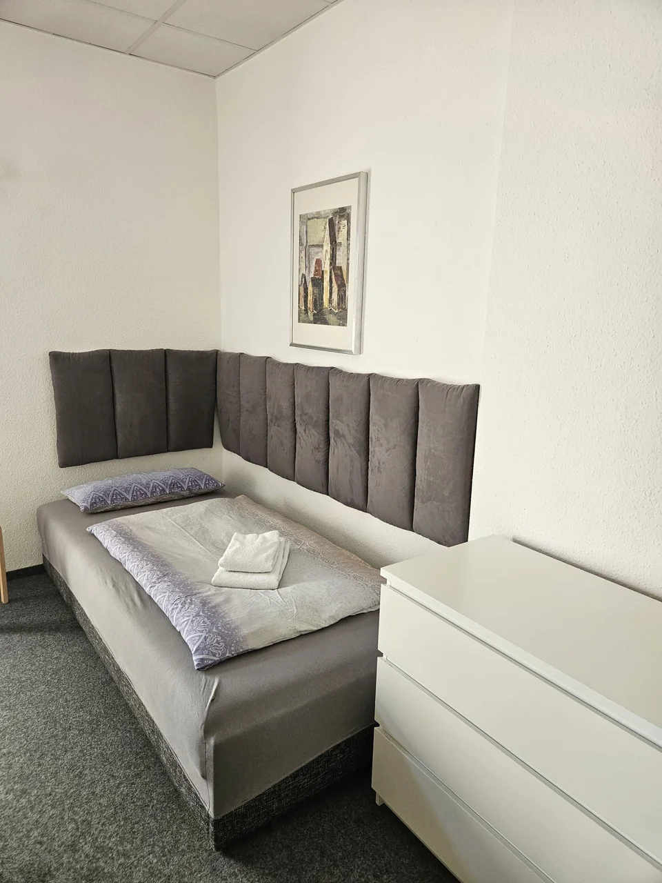 Schlafsofa für eine Person bezogen